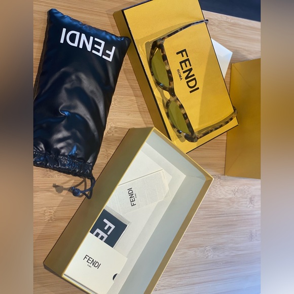 Fendi‎ Cat Eye Sunglasses - Picture 16 of 16